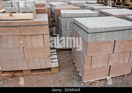 Skids di blocchi di brezza a costruttori forniture cantiere conosciuto anche come blocchi di calcestruzzo di scorie negli Stati Uniti o in calcestruzzo elementi di muratura Foto Stock