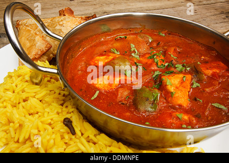 Pollo jalfrezi un famoso curry indiano disponibile presso i ristoranti orientali Foto Stock