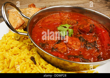 Carni bovine rogan josh un piatto indiano con pomodoro e spezie un famoso curry Foto Stock