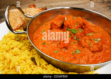 Pollo Tikka masala un famoso curry indiano sviluppato in Europa come una fusione di cibo Orientale e Occidentale moderni gusti Foto Stock