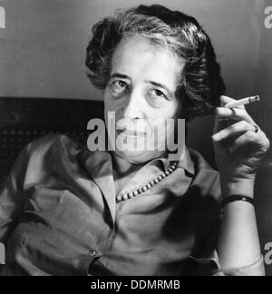Hannah Arendt (1906-1975), tedesco-americana lo scienziato politico, c1963. Artista: sconosciuto Foto Stock