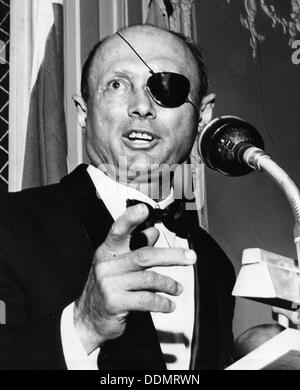 Moshe Dayan (1915-1981), Israeliano generale e uomo politico, 1969. Artista: sconosciuto Foto Stock