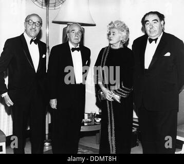 Henry Moore (1898-1986), lo scultore britannico, con gli amici del museo di arte di Israele, 1969. Artista: sconosciuto Foto Stock