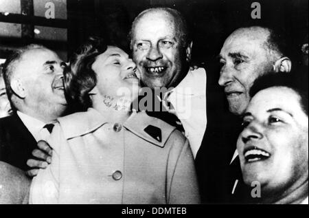 Oscar Schindler (1908-1978), uomo d'affari tedesco, con Isaac Stern. Artista: sconosciuto Foto Stock