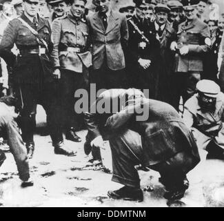 Gli ebrei sono realizzati per pulire le strade di Vienna dopo il Anschluss, 1938. Artista: sconosciuto Foto Stock