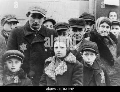 Gli ebrei di indossare la Stella di David scudetti, il Ghetto di Lodz, Polonia, 1940-1944. Artista: sconosciuto Foto Stock