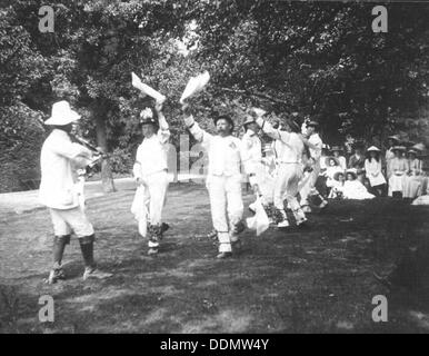 Bampton Morris ballerini, Oxfordshire, lunedì di Pentecoste, 5 giugno 1911. Artista: Cecil Sharp Foto Stock