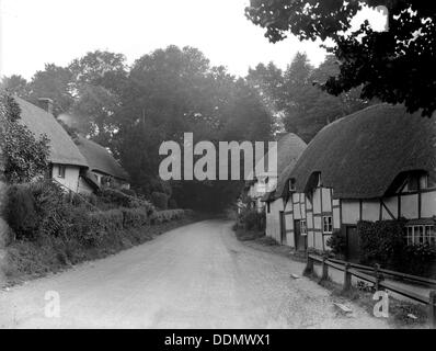 Con travi in legno e cottage con il tetto di paglia a Wherwell, Hampshire, 1927. Artista: Nathaniel Lloyd Foto Stock