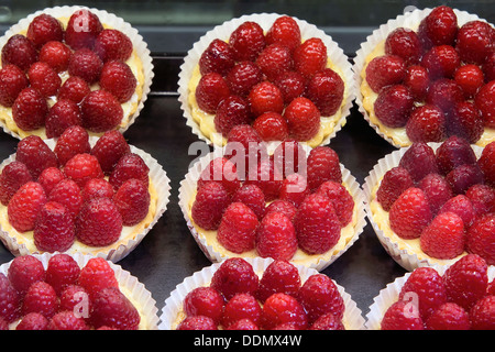 Cagliata di limone Crostate di frutta con lamponi al panificio Foto Stock