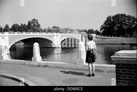 Donna ammirando Hampton Court Bridge, London, C1945-c1965. Artista: SW Rawlings Foto Stock