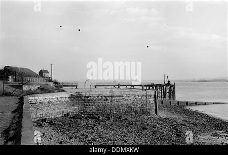 Il Quay al di fuori del cancello di acqua di Tilbury Fort, Essex, C1945-c1965. Artista: SW Rawlings Foto Stock