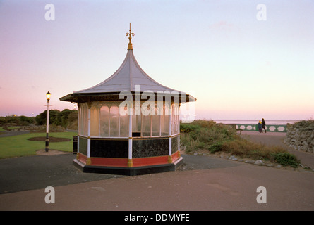 Riparo sul lungomare a Lytham St Anne's, Lancashire, 1999. Artista: P Williams Foto Stock