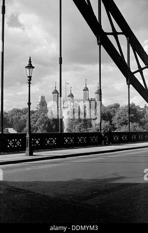 La Torre di Londra, visualizzati qui attraverso il cavo supporta del Tower Bridge, C1945-c1965. Artista: SW Rawlings Foto Stock