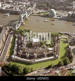 Torre di Londra, il Tower Bridge e la Greater London Authority, uffici, London, 2002 Artista: EH/RCHME fotografo personale Foto Stock