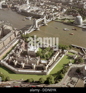 Torre di Londra, il Tower Bridge e la nuova Greater London Authority Building, Londra,2002. Artista: EH/RCHME fotografo personale Foto Stock