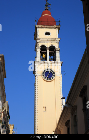 Bellringers suonare le campane del Campanile di San Spiridione è il punto più alto della città vecchia di Corfù in Grecia Foto Stock