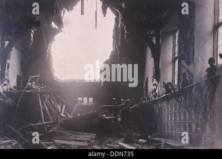 Vista interna del Middle Temple Hall, City of London, dopo un raid aereo, c1941. Artista: Anon Foto Stock