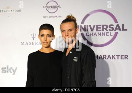 Monaco di Baviera, Germania. 04 Sep, 2013. Cantante tedesca Sueggeler Alina e il bassista Andreas Weizel del pop band Frida Gold arrivare per la festa per il lancio della nuova pay tv chanel Canale universale a Monaco di Baviera, Germania, 04 settembre 2013. Foto: Andreas Gebert/dpa/Alamy Live News Foto Stock