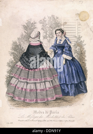 Due donne che indossano la moda in un ambiente da giardino, 1858. Artista: Anon Foto Stock