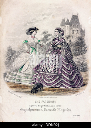 Due donne che indossano la moda in un ambiente all'aperto, 1860. Artista: Anon Foto Stock