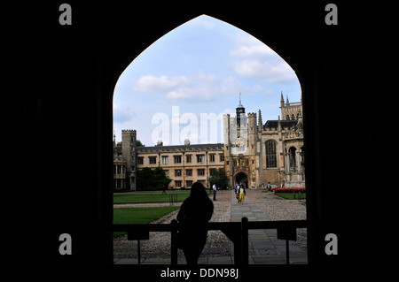 Un stagliano donna guarda al Trinity Hall, Cambridge University, Regno Unito Foto Stock