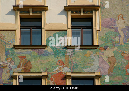 Edificio decorato lungo Masarykovo nabrezi street Nove Mesto Praga Repubblica Ceca Foto Stock