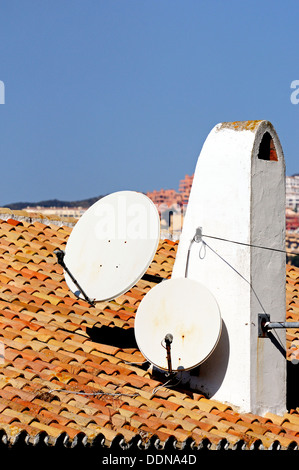 Antenne paraboliche fissato ad un camino, Costa del Sol, Andalusia, Spagna, Europa occidentale. Foto Stock