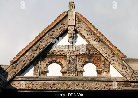 Vista dettagliata di incisioni sul graticcio casa Ludlow, England, Regno Unito Foto Stock