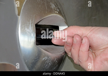 Uomo che utilizza il parcheggio della stazione a pagamento, l'aeroporto di Malaga, Malaga, provincia di Malaga, Costa del Sol, Andalusia, Spagna, Europa occidentale. Foto Stock