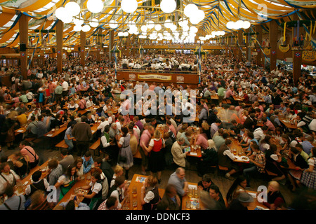 La gente nel rettangolo di selezione su Oktoberfest Monaco di Baviera, Germania Foto Stock