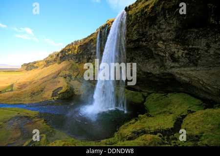 Cascata Seljalandsfoss dal ghiacciaio Eyjafjallajökull, Islanda, Europa Foto Stock