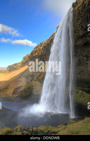 Cascata Seljalandsfoss dal ghiacciaio Eyjafjallajökull, Islanda, Europa Foto Stock