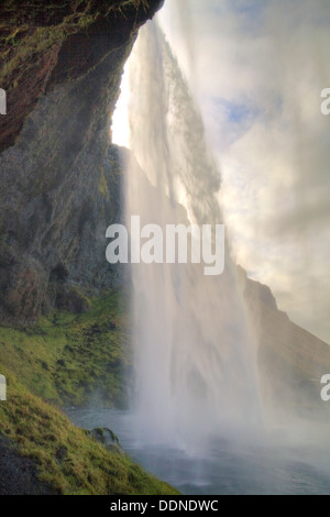 Cascata Seljalandsfoss dal ghiacciaio Eyjafjallajökull, Islanda, Europa Foto Stock