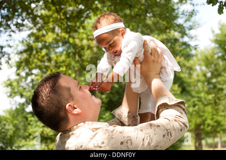 Felice famiglia mista è di avere una bella giornata nel parco Foto Stock