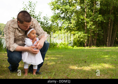 Felice famiglia mista è di avere una bella giornata nel parco Foto Stock