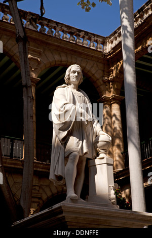 Statua in marmo di Cristoforo Colombo nel cortile del museo della città Palacio de los Capitanes Generales a l'Avana, Cuba, Ca Foto Stock