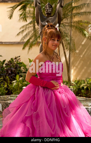 Giovane ragazza vestita per l'Quinceanera o mela cotogna, la celebrazione di una ragazza quindicesimo compleanno a l'Avana, Cuba, Caraibi Foto Stock