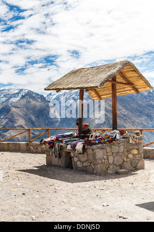 Mercato, venditori ambulanti nel Canyon del Colca, Perù, Sud America. Manto colorato, sciarpa e panno, ponchos dalla lana di alpaca e lama Foto Stock