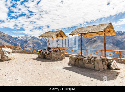 Mercato, venditori ambulanti nel Canyon del Colca, Perù, Sud America. Manto colorato, sciarpa e panno, ponchos dalla lana di alpaca e lama Foto Stock