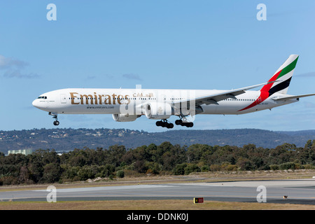 Emirates Boeing 777-300 aerei di atterraggio all'Aeroporto di Perth, Western Australia Foto Stock