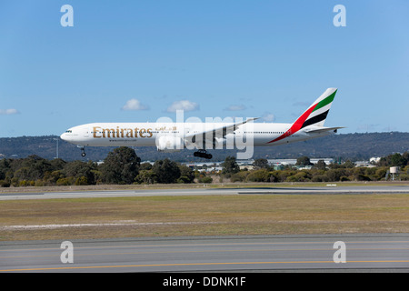 Emirates Boeing 777-300 aerei di atterraggio all'Aeroporto di Perth, Western Australia Foto Stock