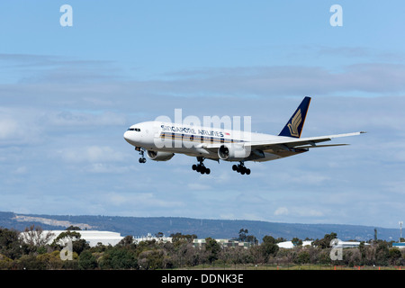 Singapore Airlines Boeing 777-212 atterraggio, Aeroporto di Perth, Western Australia Foto Stock