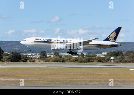 Singapore Airlines Boeing 777-212 atterraggio, Aeroporto di Perth, Western Australia Foto Stock