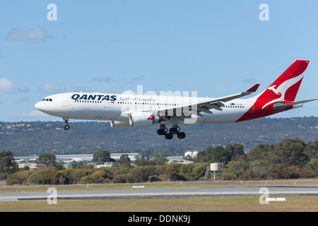 Qantas Airbus A330-303 atterraggio, Aeroporto di Perth, Western Australia Foto Stock