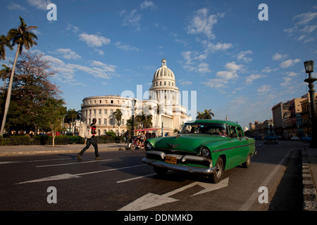 Ci classic car e Capitolio nel centro di Avana, Cuba, Caraibi Foto Stock