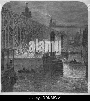 I lavori di demolizione in corso di svolgimento sul Blackfriars Bridge dal Surrey shore, Londra, 1864. Artista: Anon Foto Stock