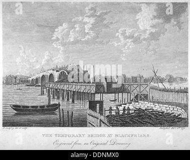 Vista di Blackfriars Bridge in costruzione, Londra, c1762 (1775). Artista: RB Godfrey Foto Stock