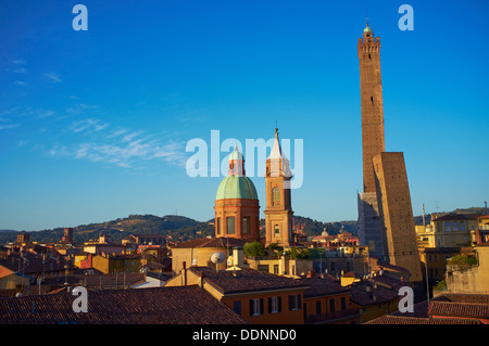 L'Italia, l'Emilia-Romagna, Bologna, torri Torre degli Asinelli e Torre Garisenda Foto Stock