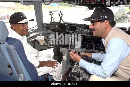 Indian Ministro della difesa A. K. Antony e il ministro di Stato per la difesa Jitendra Singh sedersi dentro la cabina di pilotaggio di un C-17 Globemaster III i velivoli militari da trasporto durante la cerimonia di investitura presso Air Force Station Hindan Settembre 2, 2013 in Ghaziabad, India. Foto Stock