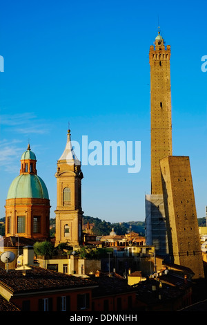 L'Italia, l'Emilia-Romagna, Bologna, torri Torre degli Asinelli e Torre Garisenda Foto Stock